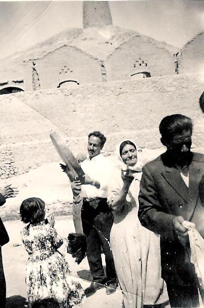 عروسی در انارک / برج قدیم که یادش به خیر / از راست: حسین قیومی، نرگس زاهد، عبدالرحیم ظفری، فیروزه قیومی (فرزند حسین)